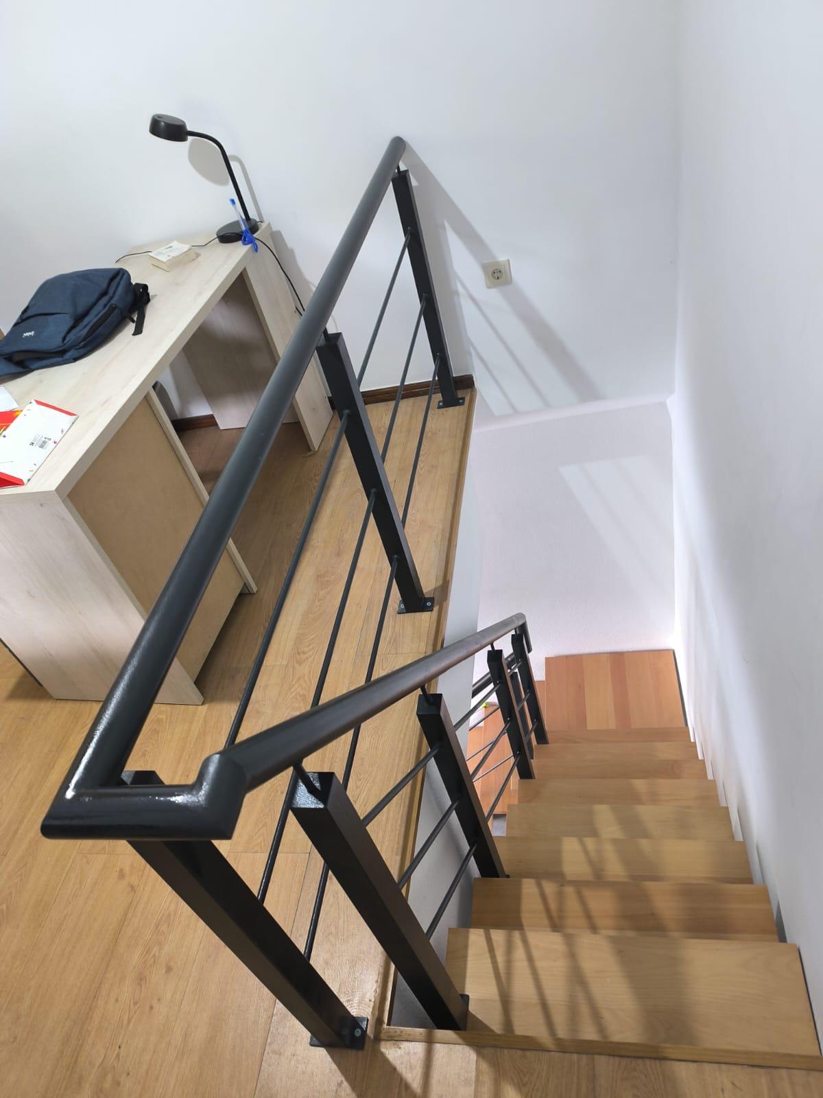 Corrimão e guarda de escada interior em ferro preto com barras horizontais